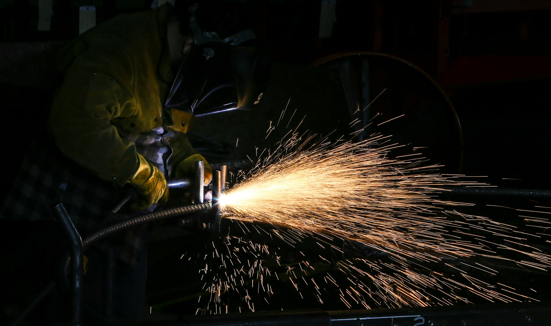 Étincelles de découpe et de meulage du métal lors d'un travail de ferronnerie