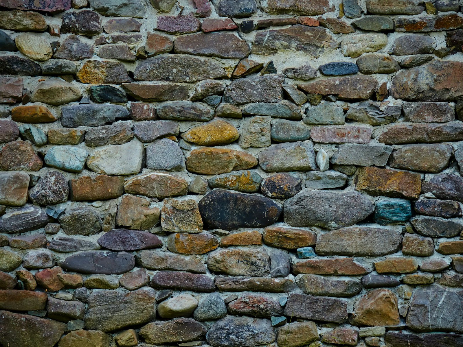 Muret en pierres apparentes, exemple de travaux de maçonnerie